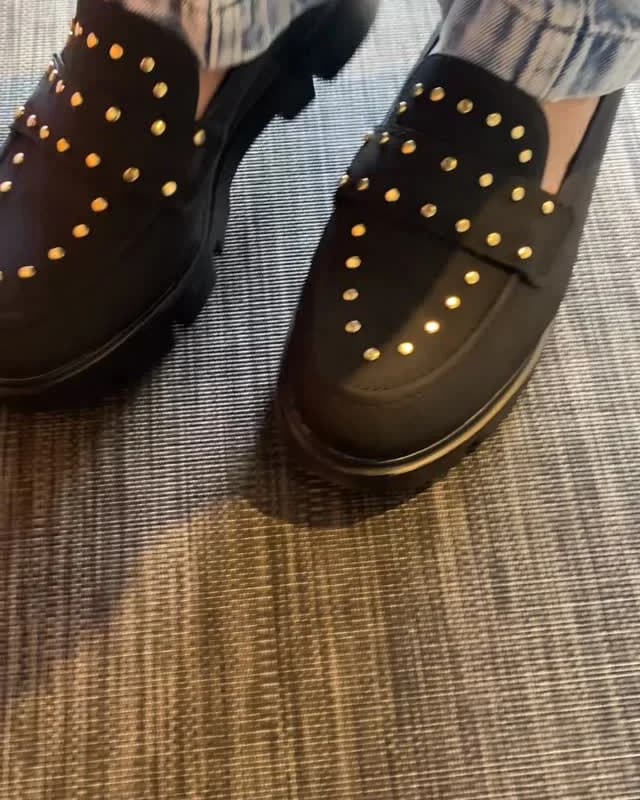 Clog preto de tachas
