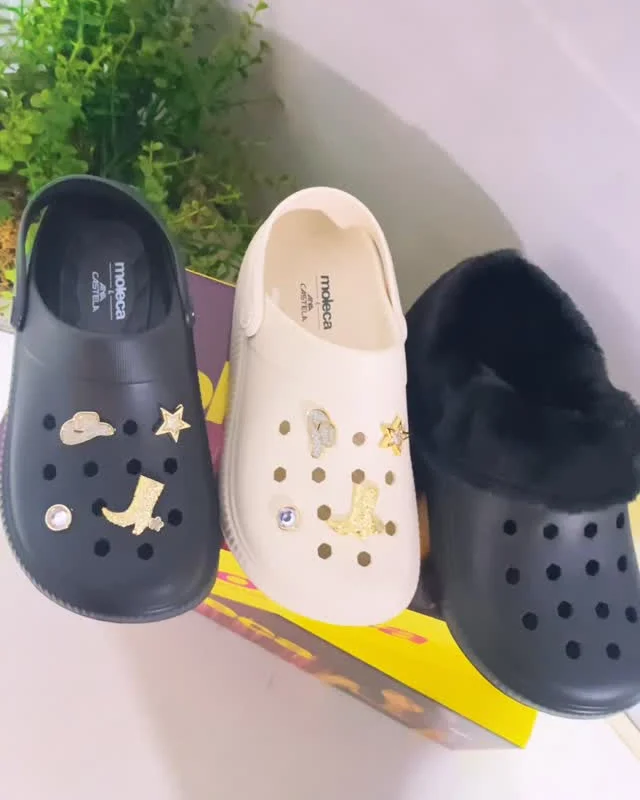 Crocs com pingentes
