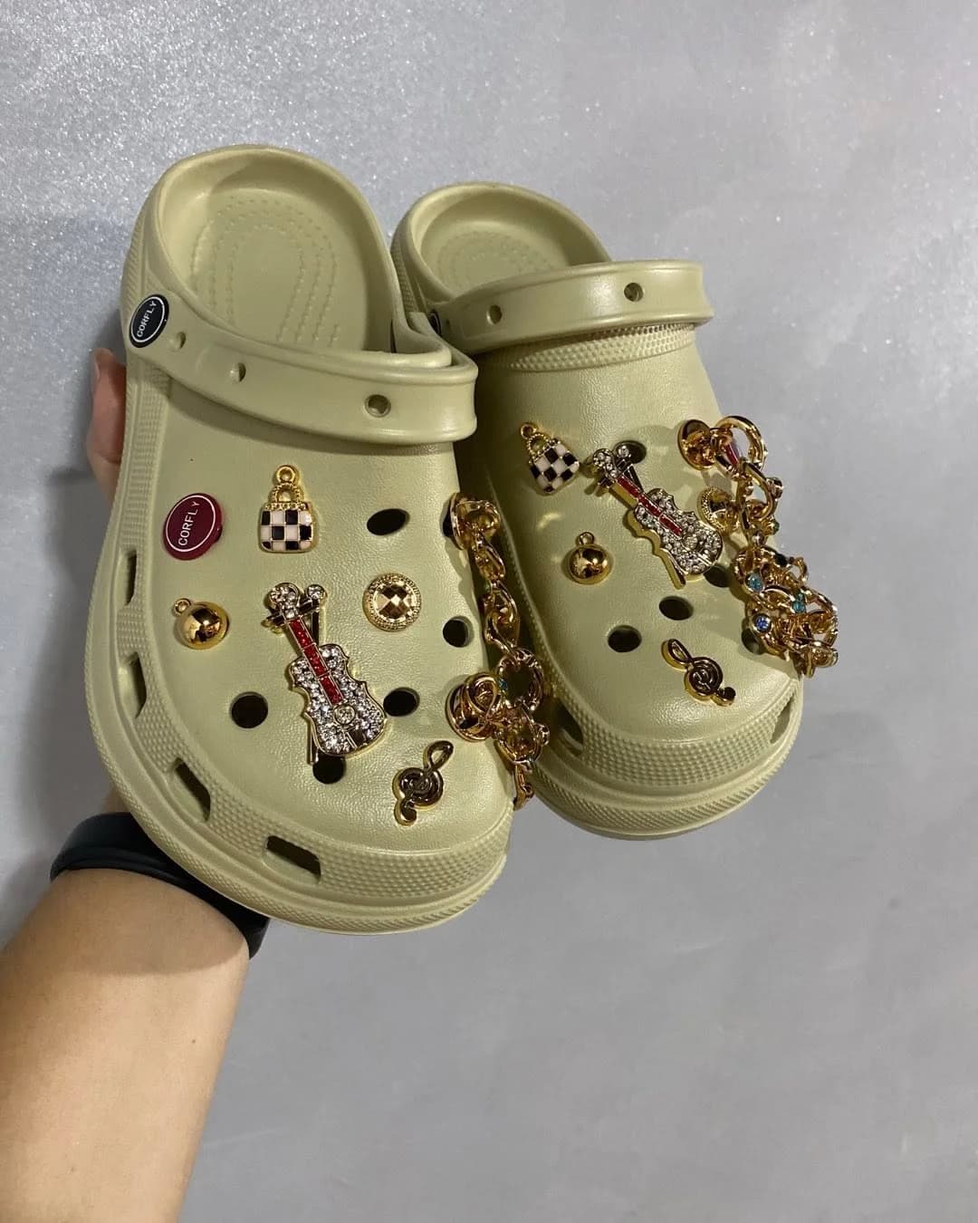 Crocs verde com pingentes dourados