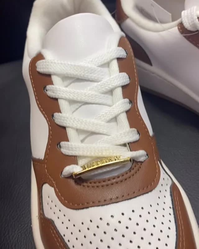 Tênis Vizzano branco e caramelo