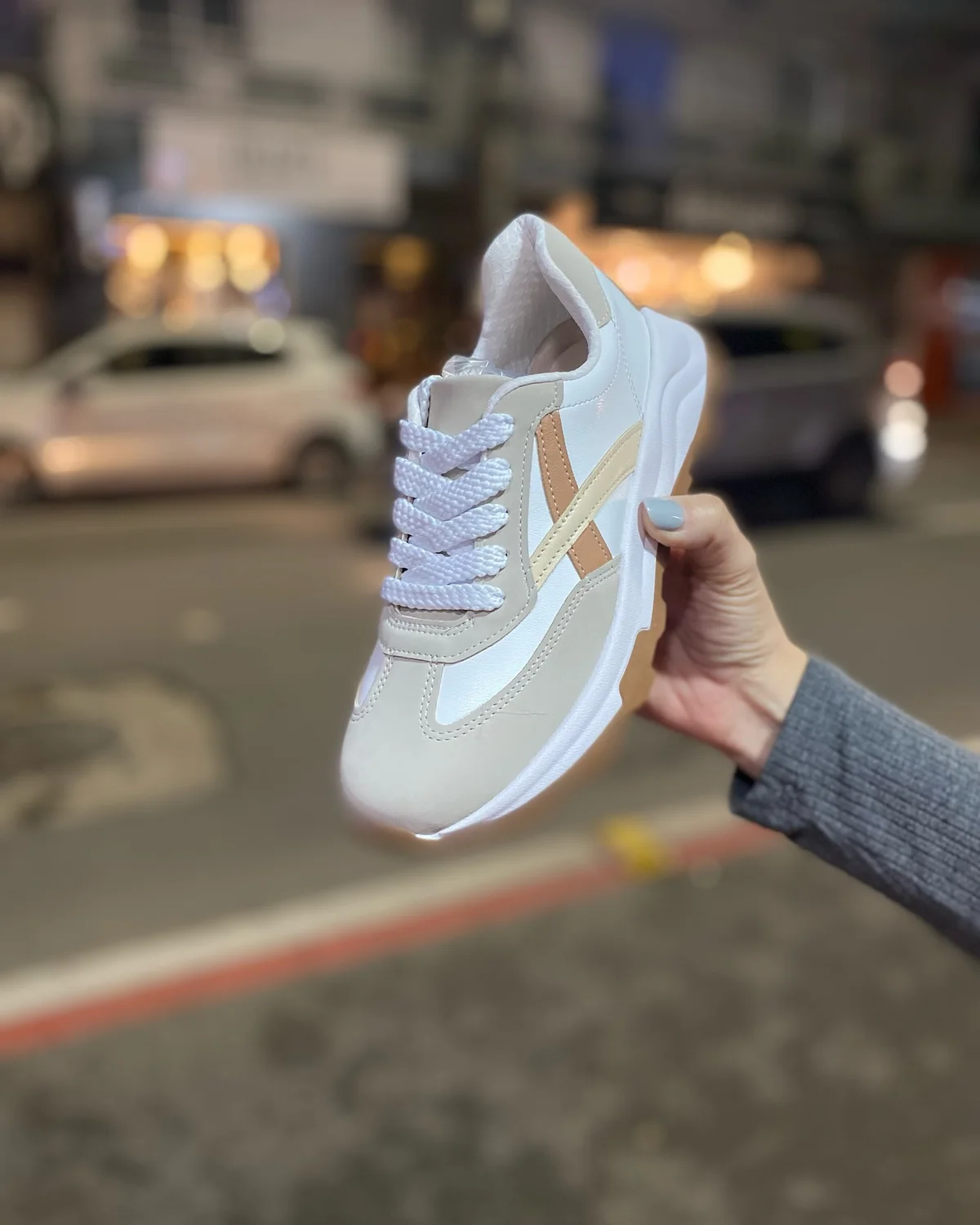 Tênis Vizzano branco e dourado